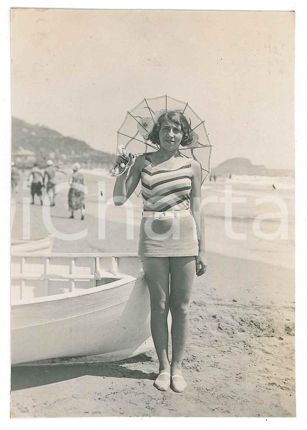 Fotografia d epoca originale 1925 ca ALASSIO Bagnante con ombrellino parasole  Fotografia anonima 7x11 cm 1