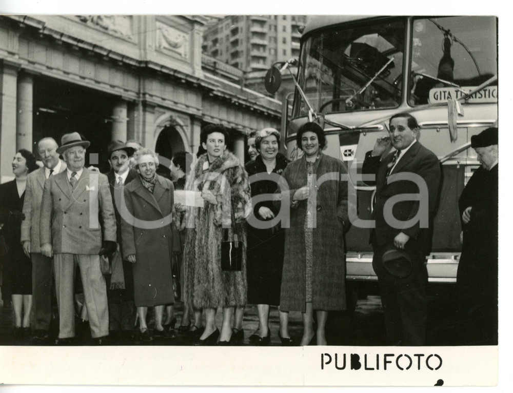 1955 GENOVA Nozze Maria Pia di SAVOIA - Monarchici in partenza per CASCAIS *Foto