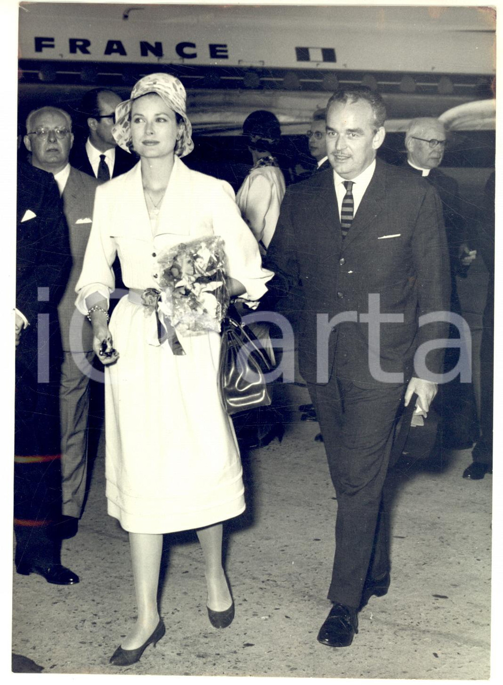 1959 ROMA Arrivo di Ranieri e Grace di Monaco per una vacanza - Foto 13x18 cm  Fotografia d'epoca con didascalia coeva al verso.   CONDIZIONI: G  FORMATO: 13x18 cm     originale e autentica 1