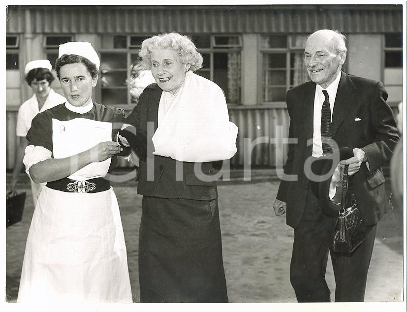 1959 AMERSHAM HOSPITAL Clement ATTLEE and his wife Violet with a broken arm 