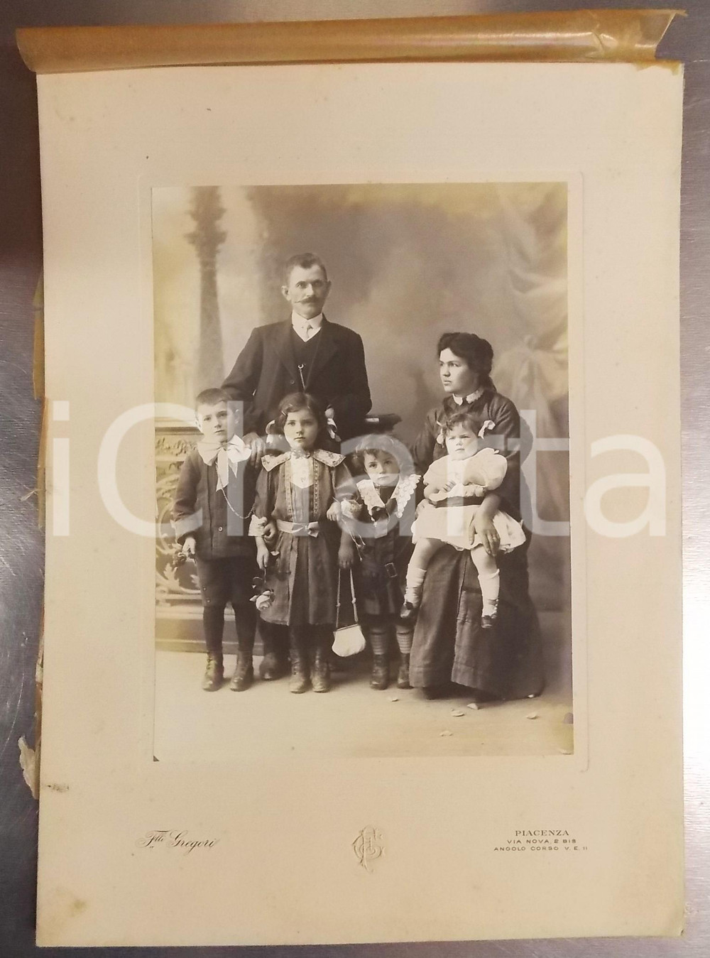 Fotografia d epoca originale 1900 ca PIACENZA Ritratto di famiglia con quattro bambini  Foto F.lli GREGORI 1