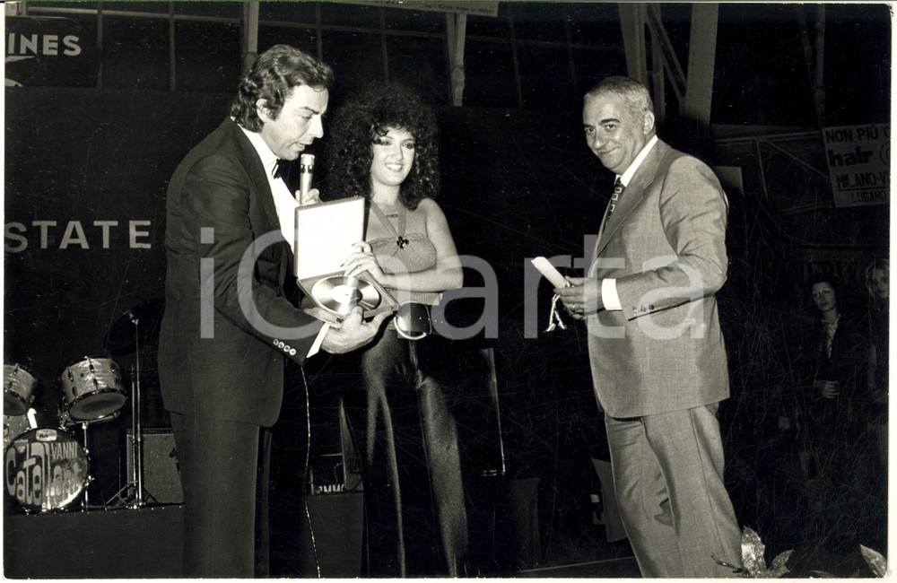 1970 ca UN DISCO PER L'ESTATE Marcella BELLA alla premiazione - Foto 30x20 cm