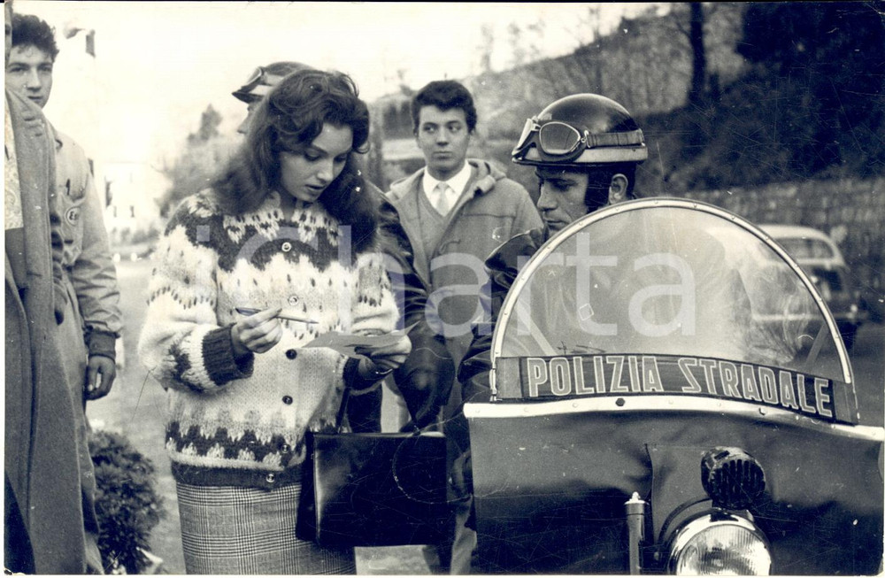 1959 RAPALLO Caccia al tesoro - Rosanna SCHIAFFINO con la Polizia Stradale *Foto