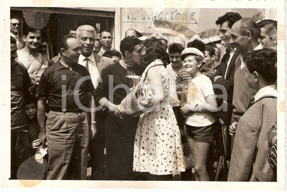 Fotografia d epoca originale 1960 OSPITALETTO DI CORMANO 2° Coppa ALDO RIVA Bacio al vincitore CICLISMO 1