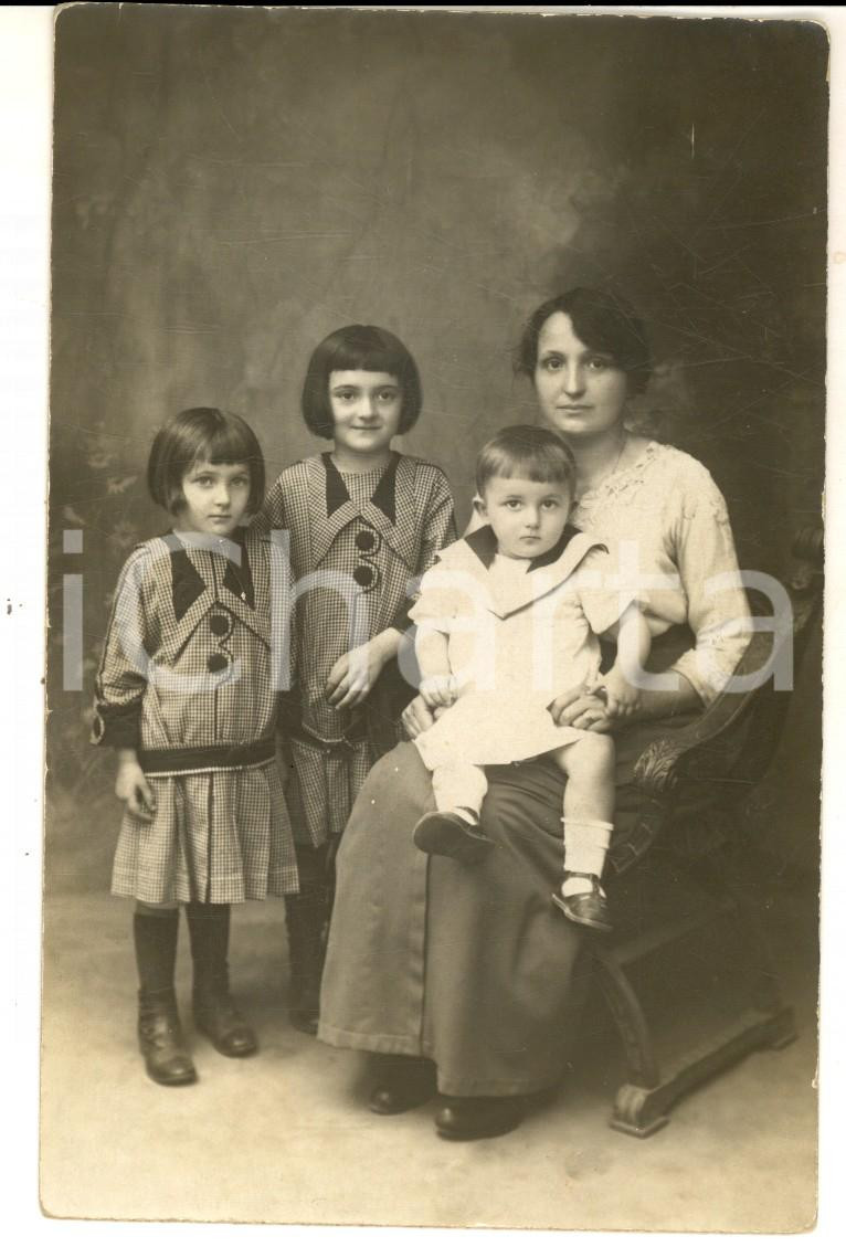 Fotografia d epoca originale 1915 MILANO  Ritratto di tre fratellini con la madre Foto cartolina ZAGO 1