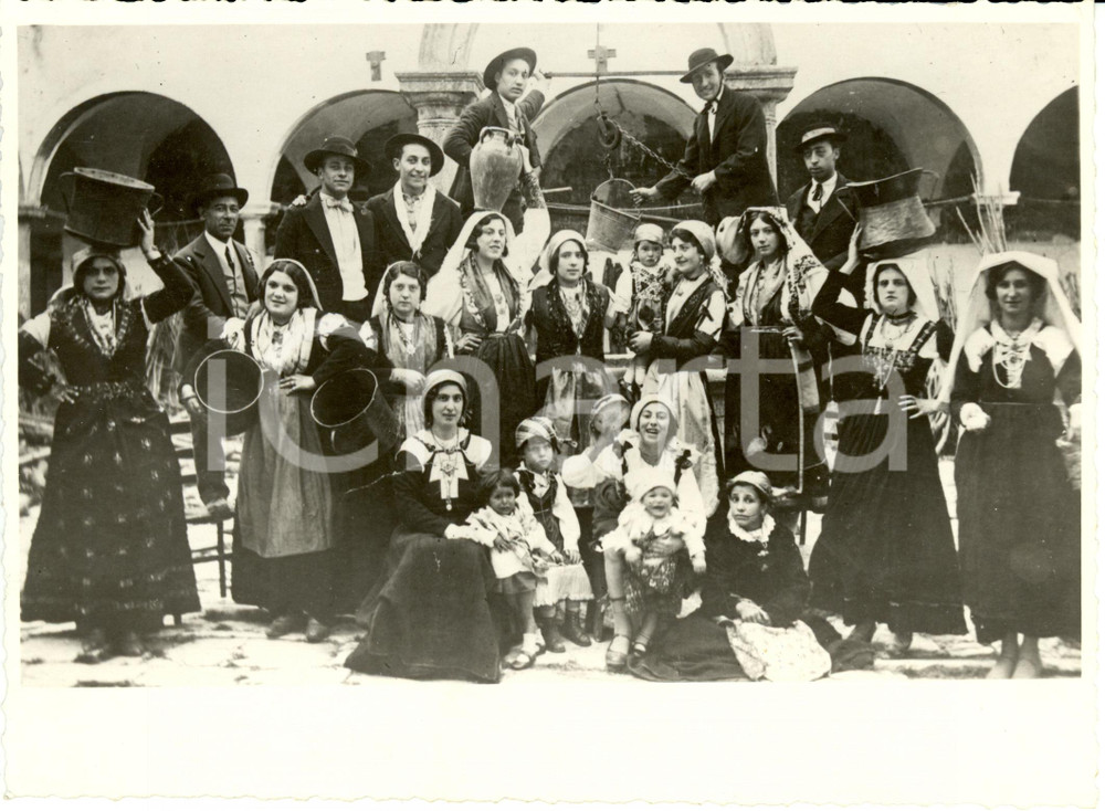 Fotografia d epoca originale 1933 L AQUILA Gruppo di contadini nei tipici costumi abruzzesi Fotografia 1