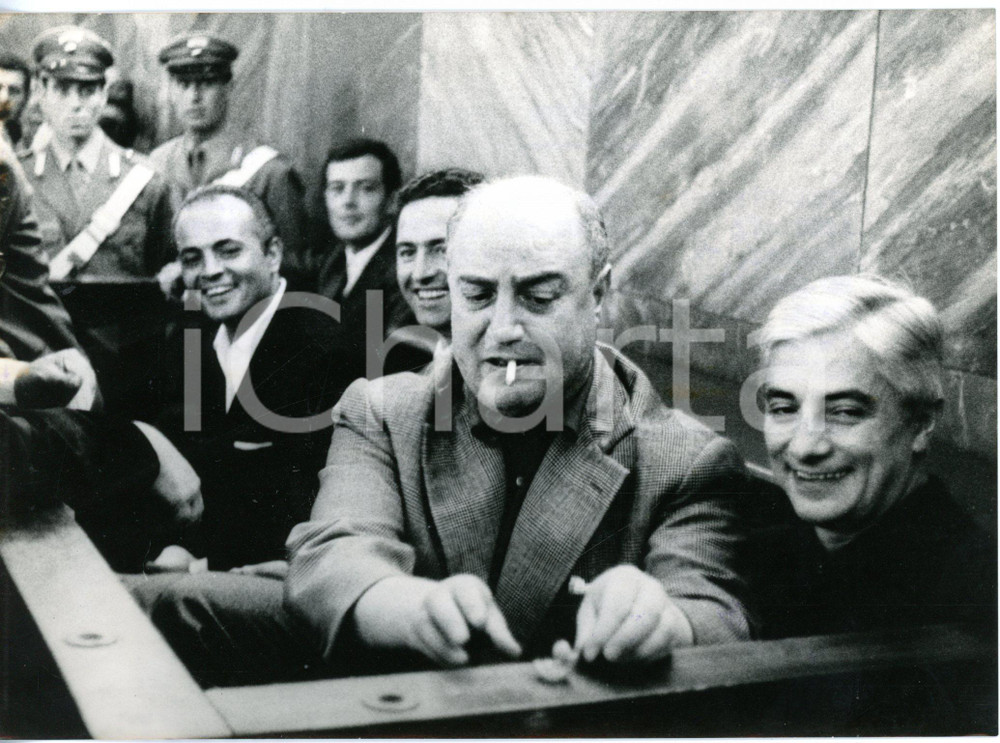 1966 MILANO Processo Banda Via MONTENAPOLEONE - Giuseppe ROSSI gioca in aula