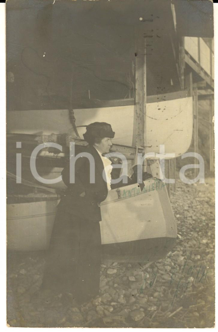 Fotografia d epoca originale 1914 GENOVA Ritratto di donna in un deposito di barche Foto cartolina FP VG 1
