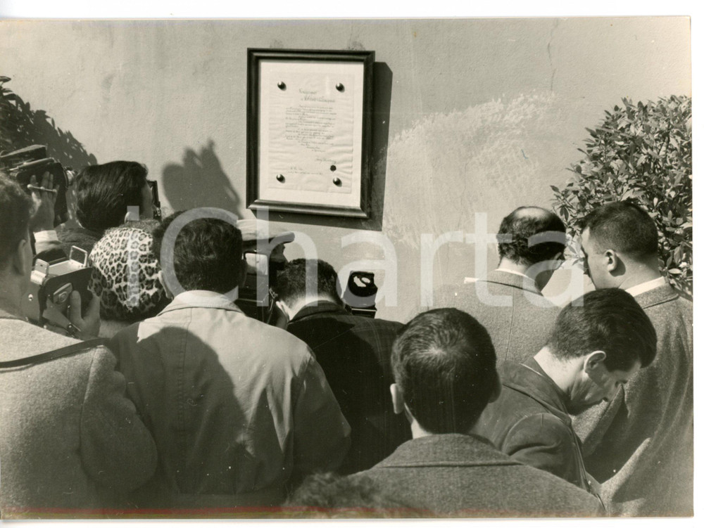 1958 PRINCIPATO DI MONACO Nascita principe Alberto - Folla legge il proclama 