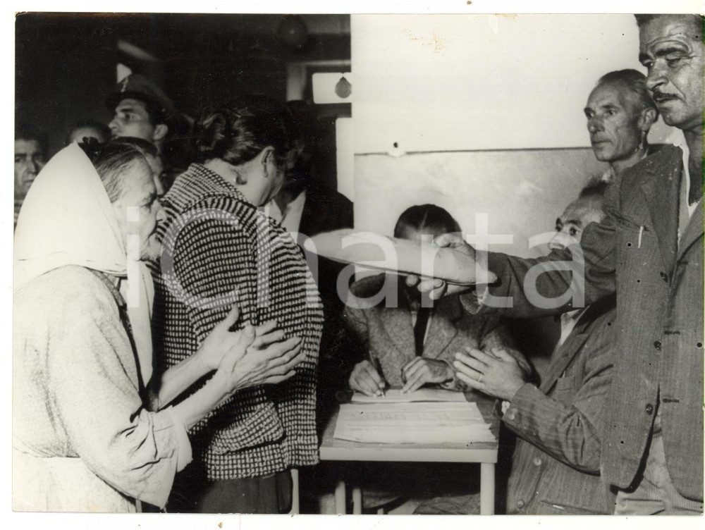 1956 CICLONE A PALIZZI MARINA (RC) Distribuzione del pane ai bisognosi *Foto  Fotografia d'epoca con didascalia coeva.  CONDIZIONI: G FORMATO: 18x13 cm     originale e autentica 1