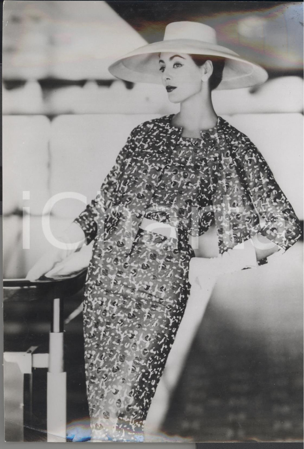 Fotografia d epoca originale 1958 LONDON Model wearing satinfinished cotton outfit and brimmed hat Photo 1