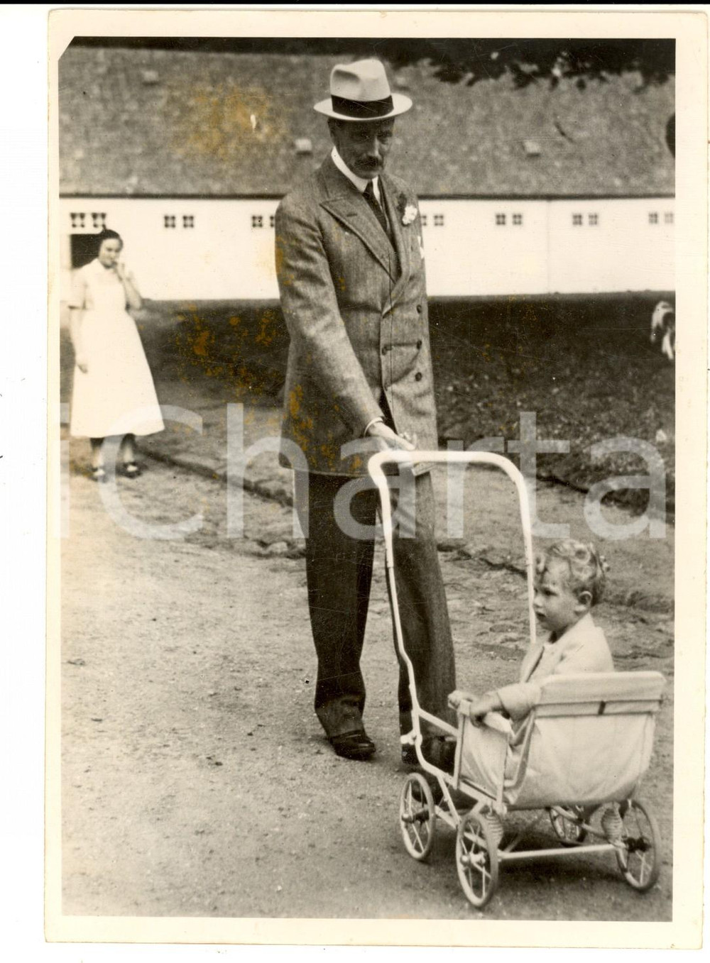 Fotografia d epoca originale 1940 ca LUSSEMBURGO ? Nobile nonno con la nipotina Foto 13x18 cm 1
