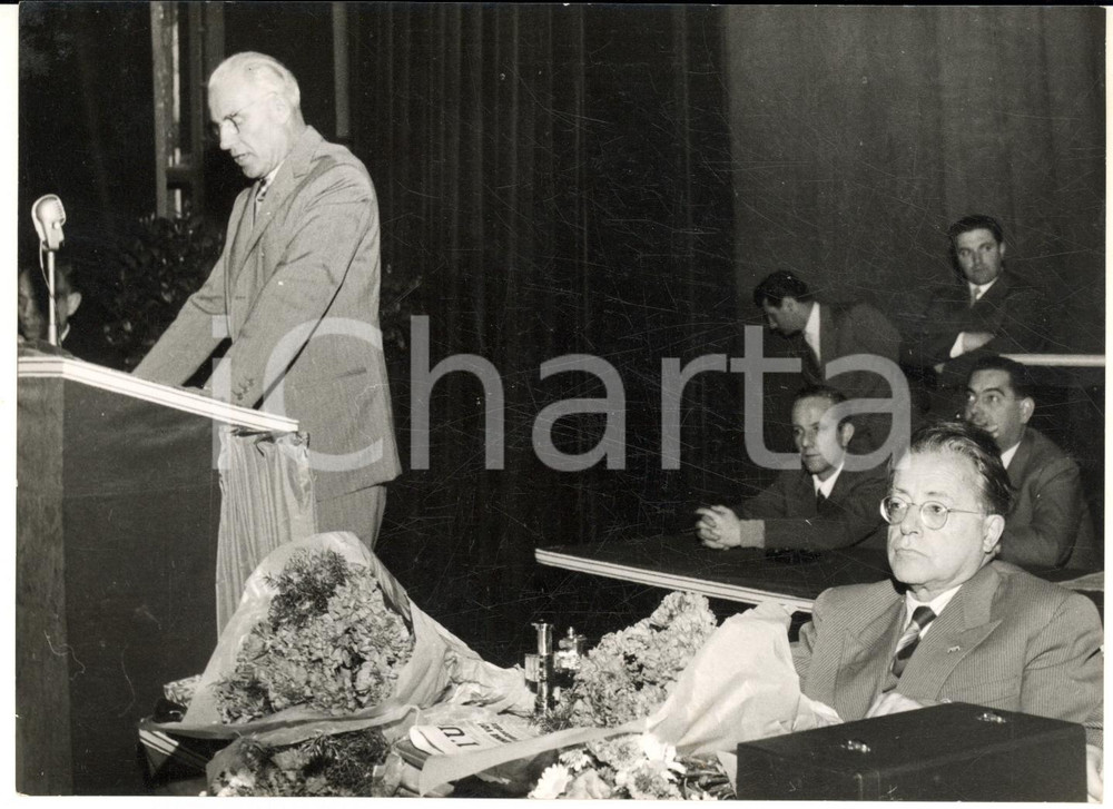 1954 MILANO Congresso PCI - Giuseppe ALBERGANTI Palmiro TOGLIATTI *Foto Fotografia d'epoca con didascalia dattiloscritta coeva.   CONDIZIONI: FAIR ( sovraimpressione al margine superiore)FORMATO: 18x13 cm     originale e autentica 1