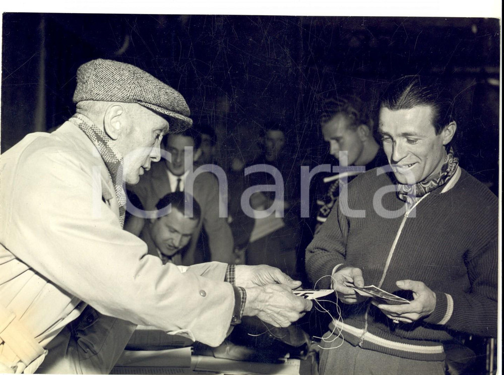 Fotografia d epoca originale 1960 ca VERONA La fiera dei cavalli  Contrattazione Fotografia 18x14 cm 1