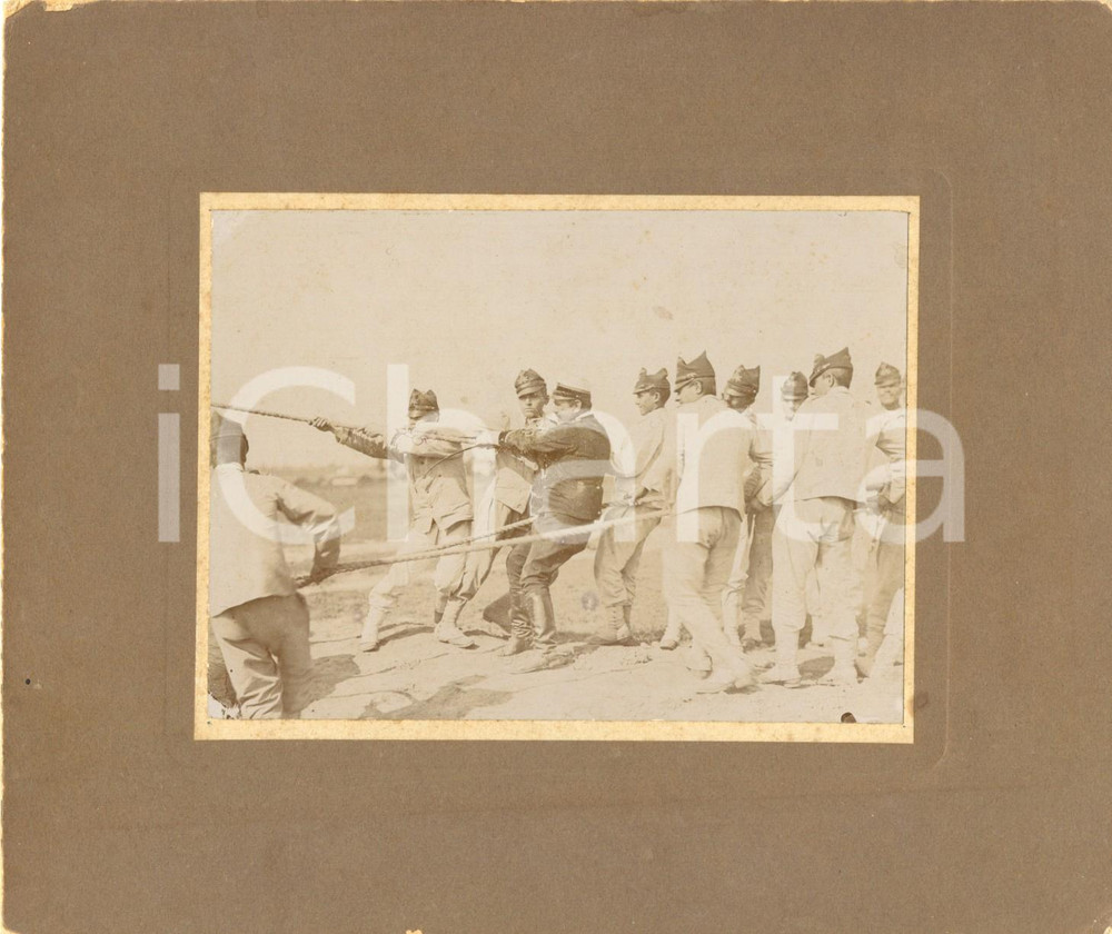 Fotografia d epoca originale 1915 ca WW1 GRANDI MANOVRE Militari del GENIO trascinano con le funi Foto 1