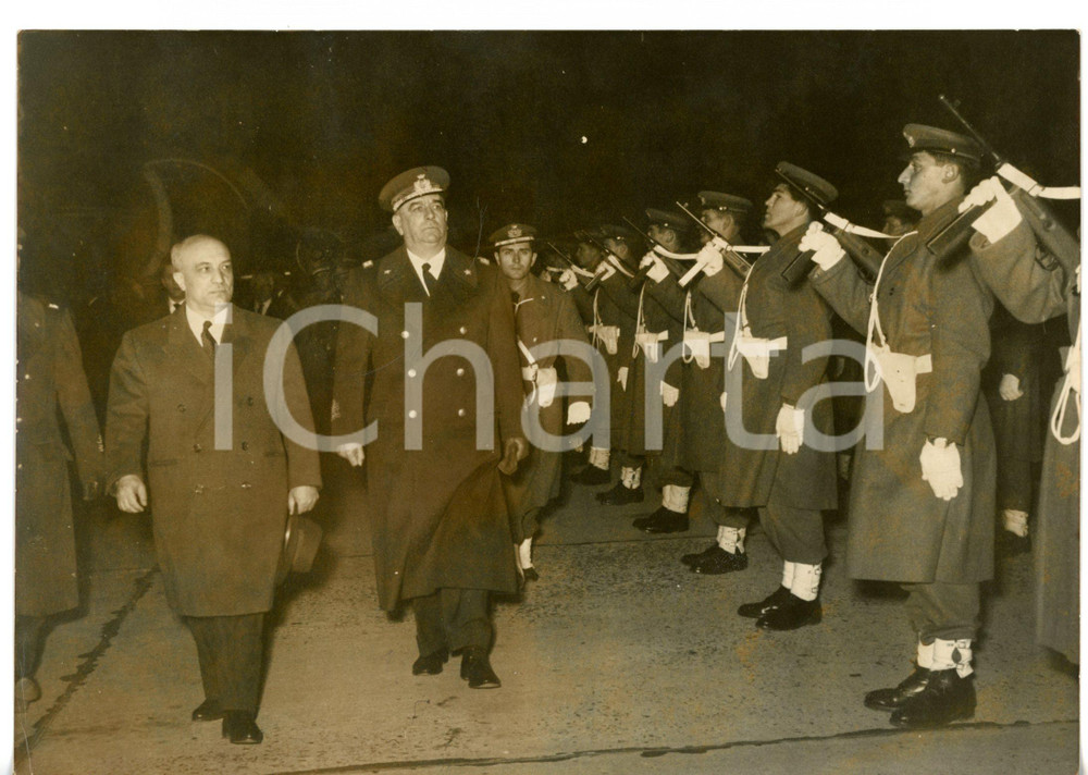 1959 ROMA Amintore FANFANI passa in rassegna rivista militare *Foto 18x13 cm Fotografia di agenzia. CONDIZIONI: POOR (evidente alone diffuso; lievi graffi)FORMATO: 18x13 cm    originale e autentica 1