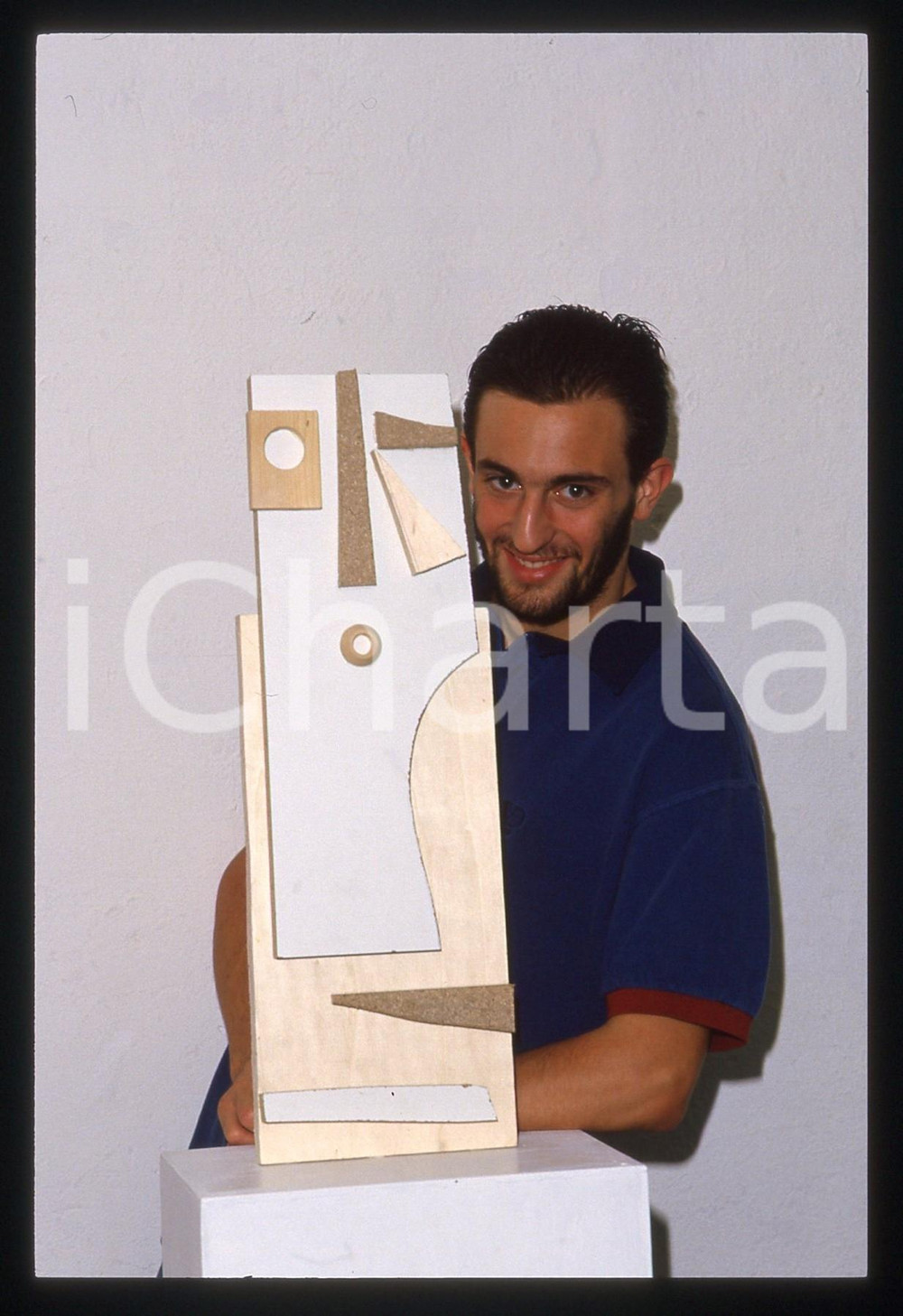 35mm vintage slide* 1995 ca ITALIA ARTE Andrea BAJ durante una mostra (8)  Diapositiva d'epoca, in formato 35 mm.CONDIZIONI: GOOD   Tutti i diritti riservati.E' severamente vietata la riproduzione. ICharta mette in vendita, sul negozio eBay e in esclusiva sul sito "icharta" il proprio archivio composto da numerose diapositive e negativi fotografici d'epoca, tutti originali e autentici, che attraversano la storia del costume italiano tra gli la fine degli anni Sessanta e Novanta.Si tratta di uno sguardo inedito sull'attualit&agrave;, la politica, la vita quotidiana, il gossip e la cultura, che fotografa il cambiamento della nazione in quest'ultimo scorcio del XX secolo. Un'occasione unica per il mercato del collezionismo, che vede finalmente disponibile un archivio eccezionale per vastit&agrave;, tematiche e condizioni, in un settore (il negativo fotografico e la diapositiva) di assoluta novit&agrave; e dalle interessanti prospettive di investimento.  originale e autentica 1
