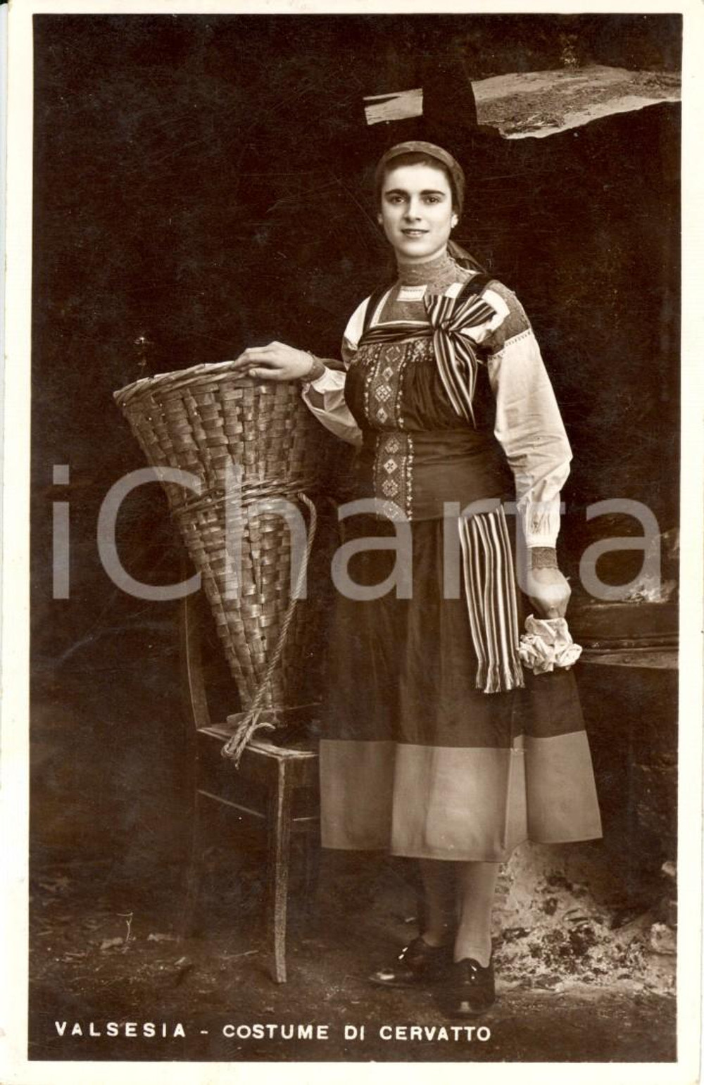 Cartolina originale da collezione 1948 CERVATTO (VC) VALSESIA  Ragazza con gerla in abito tradizionale *COSTUMI 1