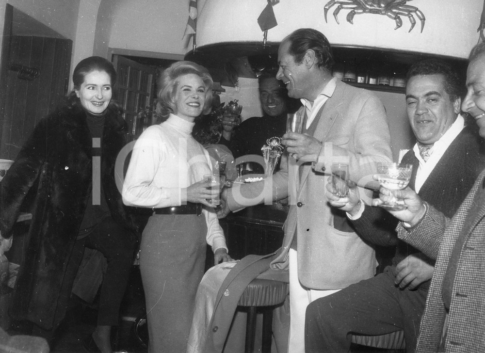 1962 GENOVA Rex HARRISON e Rachel ROBERTS - Brindisi al bar *Foto vintage 1962Fotografia vintage rara d'epoca.Timbro archivio Publifoto Genova al verso.FORMATO: 24x18 cm CONDIZIONI: FAIR (lievi increspature e piccoli difetti di stampa)ICHARTA mette in vendita le stampe vintage della collezione Publifoto Genova, per la maggior parte inedita o in tiratura di pochi esemplari. Si tratta di un'ottima opportunit&agrave; di investimento per i collezionisti di fotografie d'epoca.    originale e autentica 1