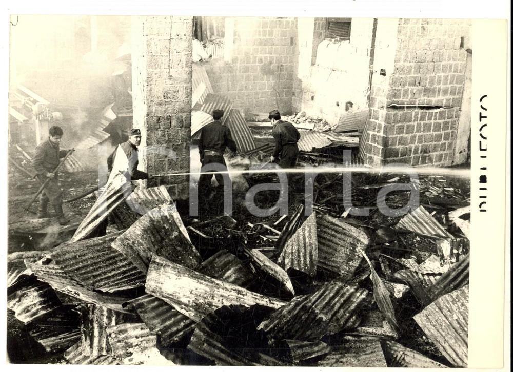 Fotografia d epoca originale 1953 NAPOLI CASORIA Militari in un mobilificio danneggiato da violento incendio 1