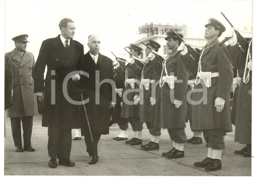 1958 ROMA Duncan SANDYS e Paolo Emilio TAVIANI durante rivista militare *Foto