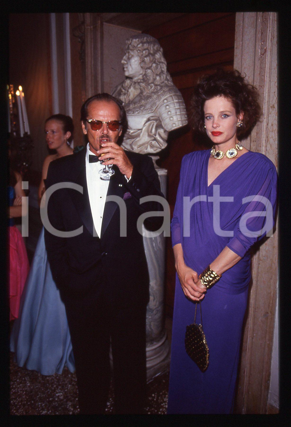 35mm vintage slide* 1990ca ROMA (?) COSTUME Jack NICHOLSON Rebecca BROUSSARD 2 La diapositiva ritrae l'attore Jack Nicholson insieme a Rebecca Broussard Diapositiva d'epoca, in formato 35 mm. CONDIZIONI: GOODTutti i diritti riservati.E' severamente vietata la riproduzione. ICharta mette in vendita, sul negozio eBay e in esclusiva sul sito "icharta" il proprio archivio composto da numerose diapositive e negativi fotografici d'epoca, tutti originali e autentici, che attraversano la storia del costume italiano tra gli la fine degli anni Sessanta e Novanta.Si tratta di uno sguardo inedito sull'attualit&agrave;, la politica, la vita quotidiana, il gossip e la cultura, che fotografa il cambiamento della nazione in quest'ultimo scorcio del XX secolo. Un'occasione unica per il mercato del collezionismo, che vede finalmente disponibile un archivio eccezionale per vastit&agrave;, tematiche e condizioni, in un settore (il negativo fotografico e la diapositiva) di assoluta novit&agrave; e dalle interessanti prospettive di investimento.  originale e autentica 1