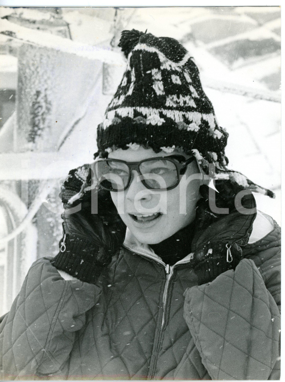1962 SESTRIERE Maria Beatrice di SAVOIA si ripara dalla neve *Foto VINTAGE 18x24