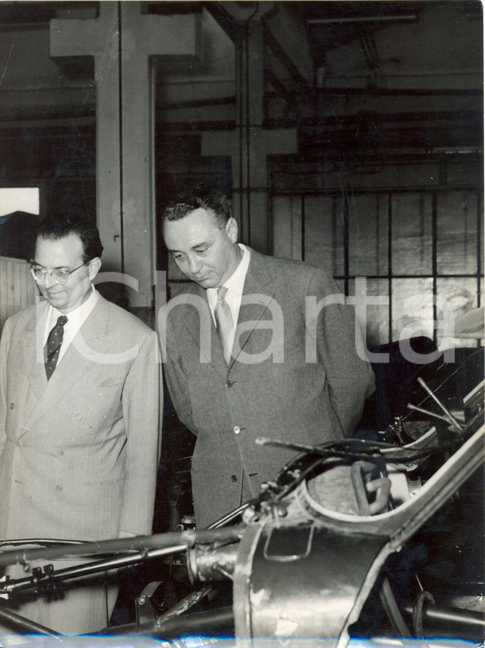 Fotografia d epoca originale 1953 MILANO  Ugo LA MALFA visita lo stabilimento ALFA ROMEO  Foto 18x24 cm 1