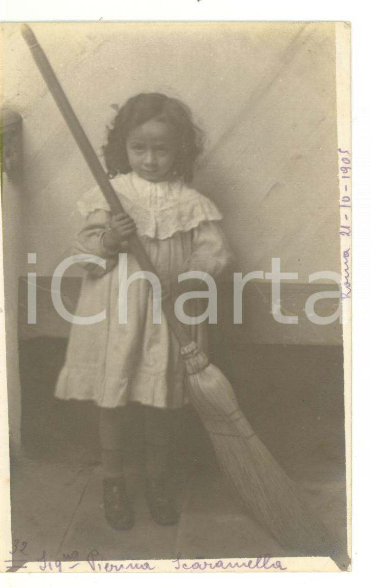 1905 ROMA La bambina Pierina SCARAMELLA posa con una scopa *Fotocartolina