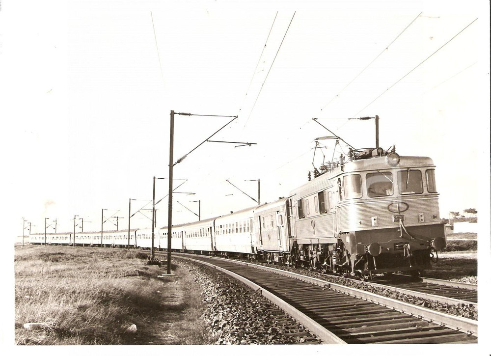 Fotografia d epoca originale 1970 ca CP Comboios de PORTUGAL Treno 2470 in corsa Foto 17 x 13 cm 1