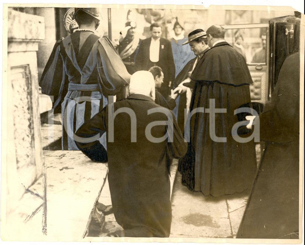Fotografia d epoca originale 1930 ca CITTA  DEL VATICANO Papa Pio XI riceve un fedele Foto DANEGGIATA 25x20 1