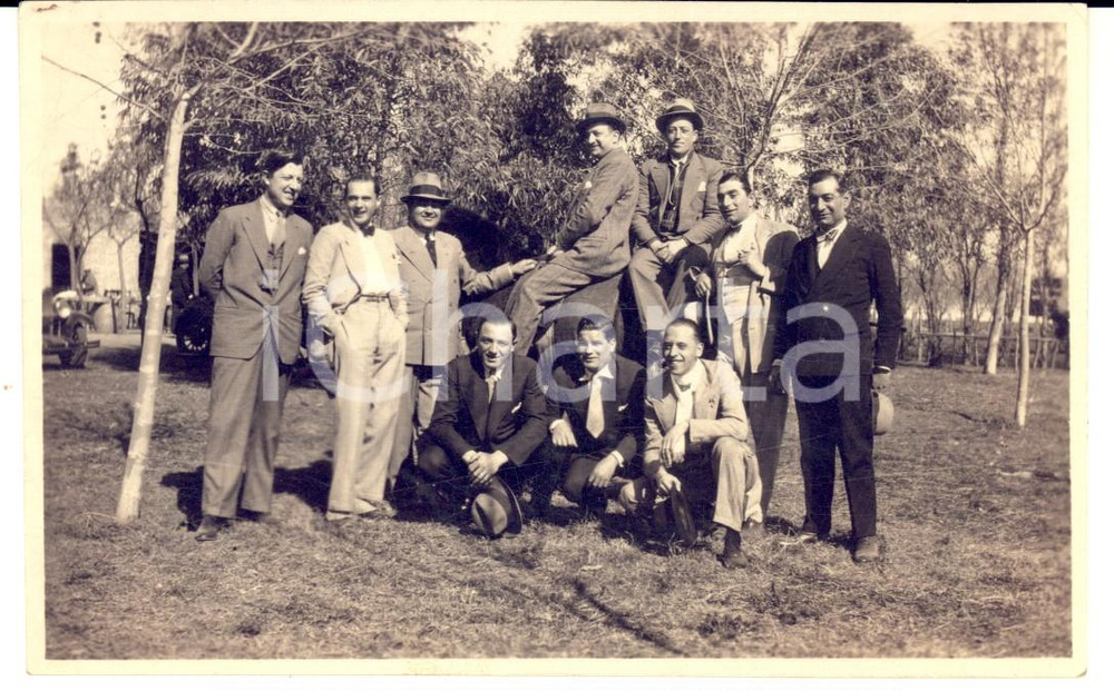 Fotografia d epoca originale 1932 ALCALA  ES Lucas RIVERO in un giardino con amici Fotografia 13x8 cm 1