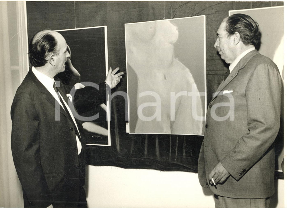 1968 MILANO Piero GIRACE e Lucio GARZIA alla sua Mostra del Nudo *Foto