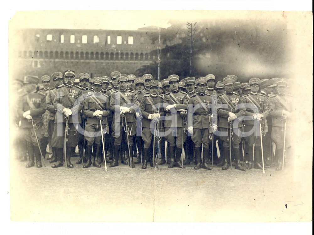 Fotografia d epoca originale 1930 ca MILANO Castello Sforzesco  Raduno alti ufficiali FANTERIA DANNEGGIATA 1