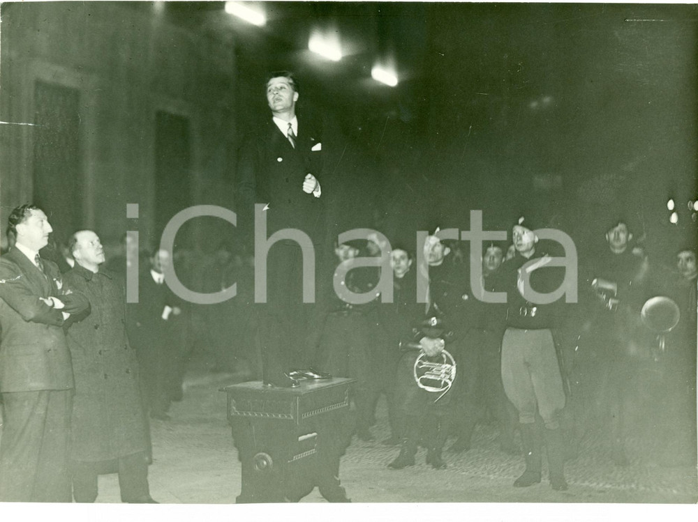 Fotografia d epoca originale 1933 MILANO Console Erminio BRUSA parla Giovani Fascisti Piazza BELGIOIOSO Foto 1