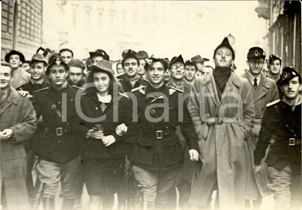 Fotografia d epoca originale 1941 MILANO WW2 Marcia universitari fascisti pro guerra Fotografia 1