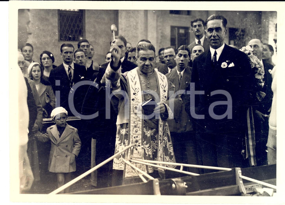 Fotografia d epoca originale 1933 LIVORNO Mons. Giovanni PELLICCI benedice nuove imbarcazioni da corsa Foto 1