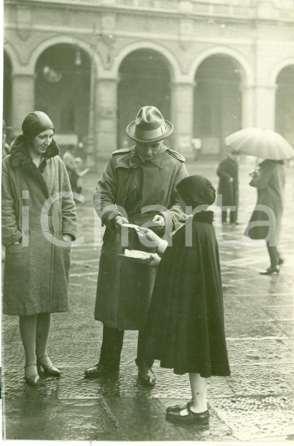 Fotografia d epoca originale 1930 TORINO Bambina per GIORNATA PANE P.zza CARLO FELICE Stazione PORTA NUOVA 1