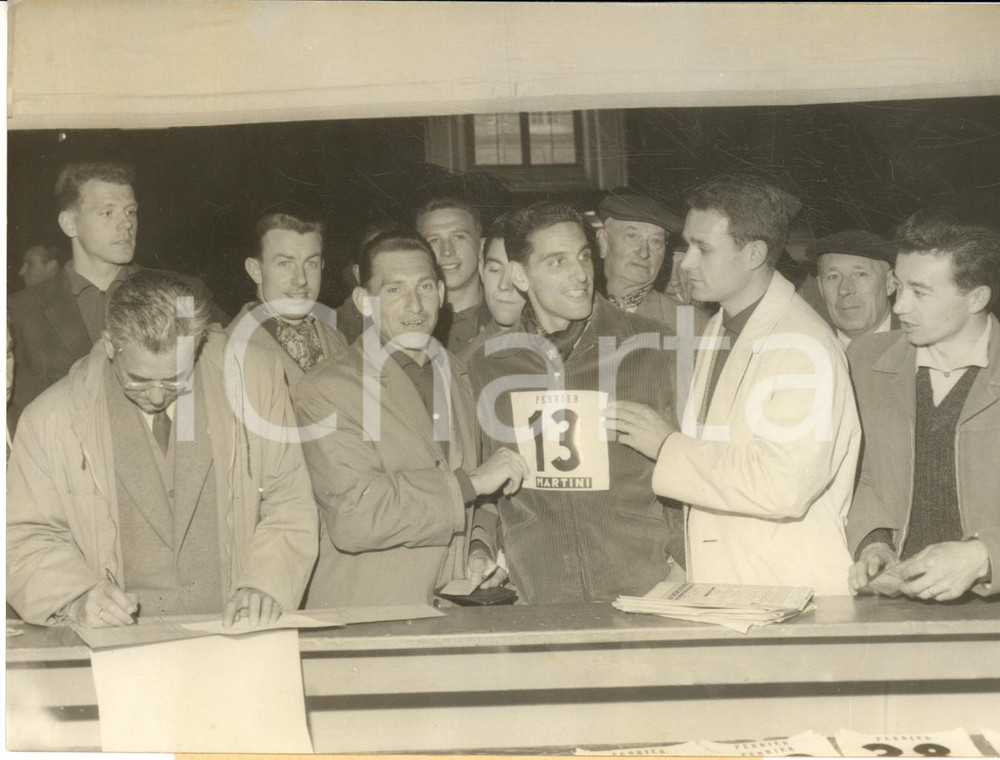1960 CYCLISME PARIS-NICE Contrôle coureurs à l'Hotel de Ville de Paris *Photo