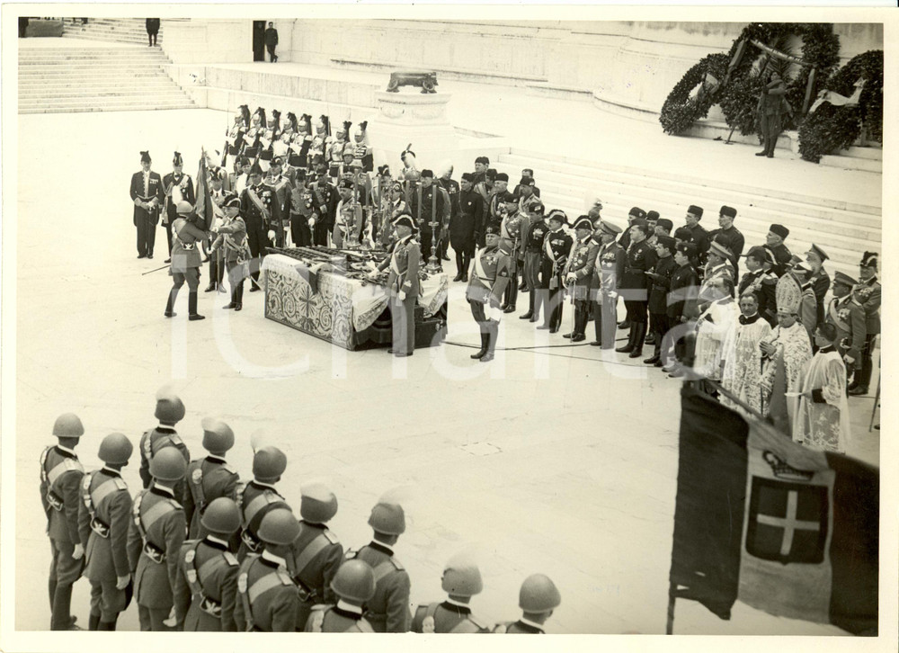 Fotografia d epoca originale 1938 ROMA Vittorio Emanuele III e Duce consegnano bandiere a reggimenti Foto 1