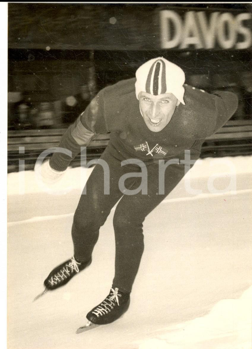 Fotografia d epoca originale 1954 DAVOS Pattinaggio di velocità  Sverre HAUGLI vincitore della 3000 m  Foto 1
