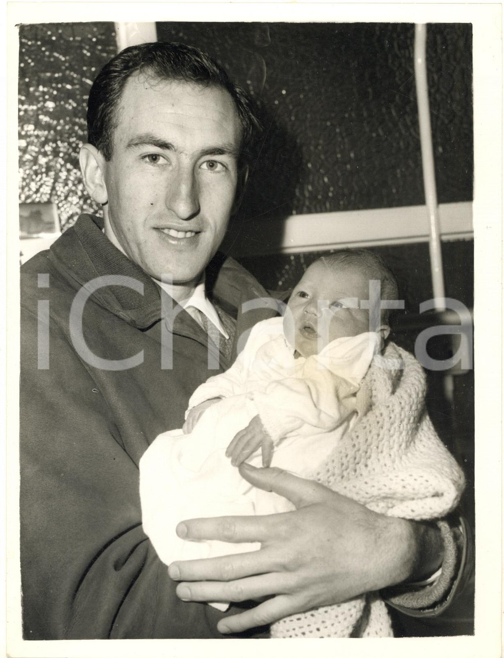 1961 LONDON Miler Herb HELLIOT with his baby son John Cyril - Photo 15x20 cm