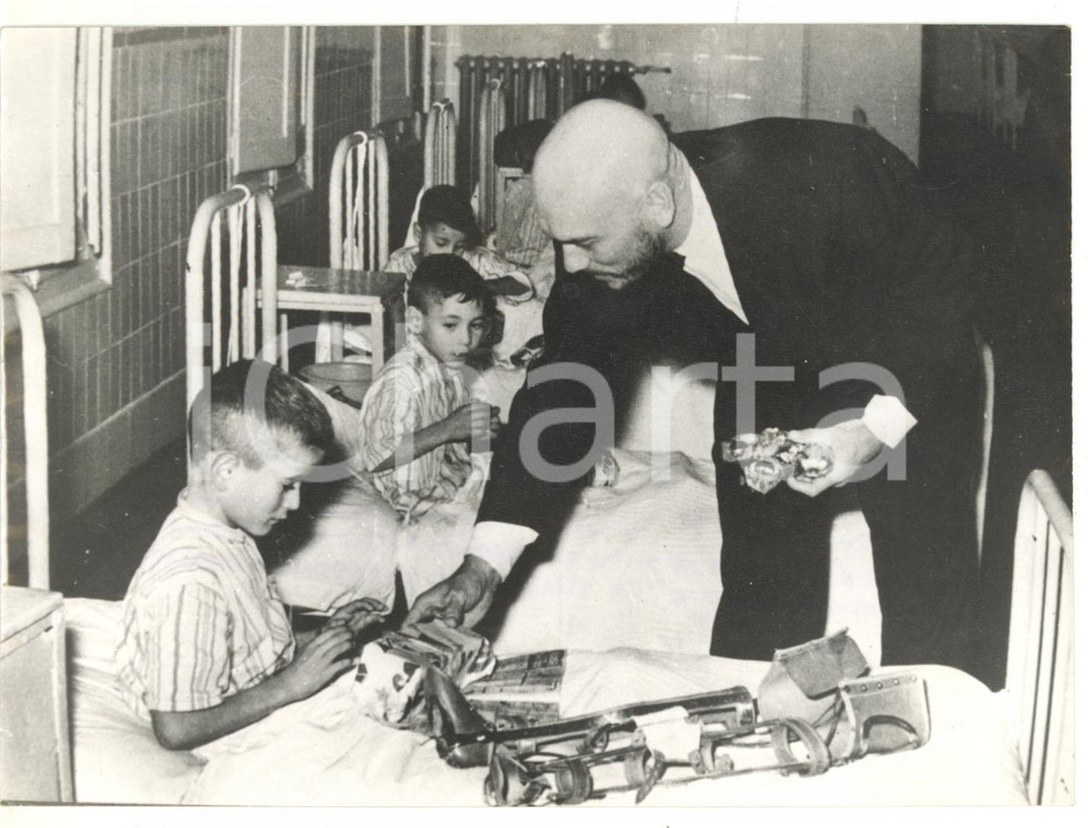 1959 MADRID Yul BRYNNER dona giocattoli ai bambini in ospedale *Foto 18x13 cm