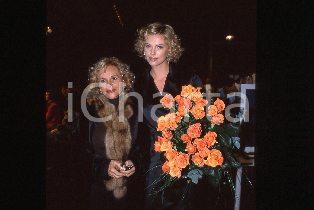 Fotografia d epoca originale 35mm vintage slide 2001 MILANO Evento BLUMARINE Charlize THERON Anna MOLINARI 2 1