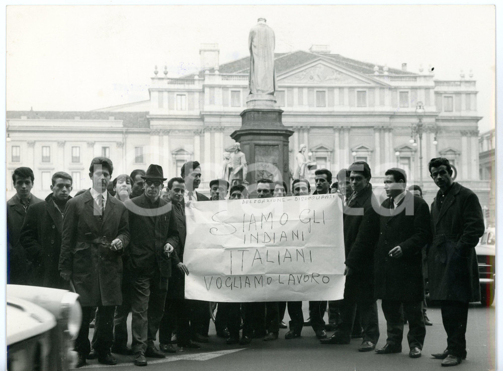 1966 MILANO Piazza SCALA Disoccupati con cartello "Siamo gli indiani italiani"