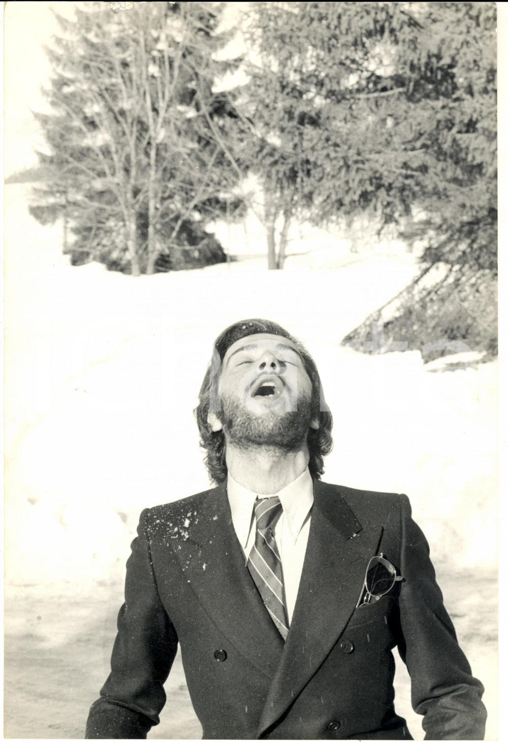 1970 ca ITALIA Augusto MARTELLI scherza nella neve (2) - Foto 20x30 cm