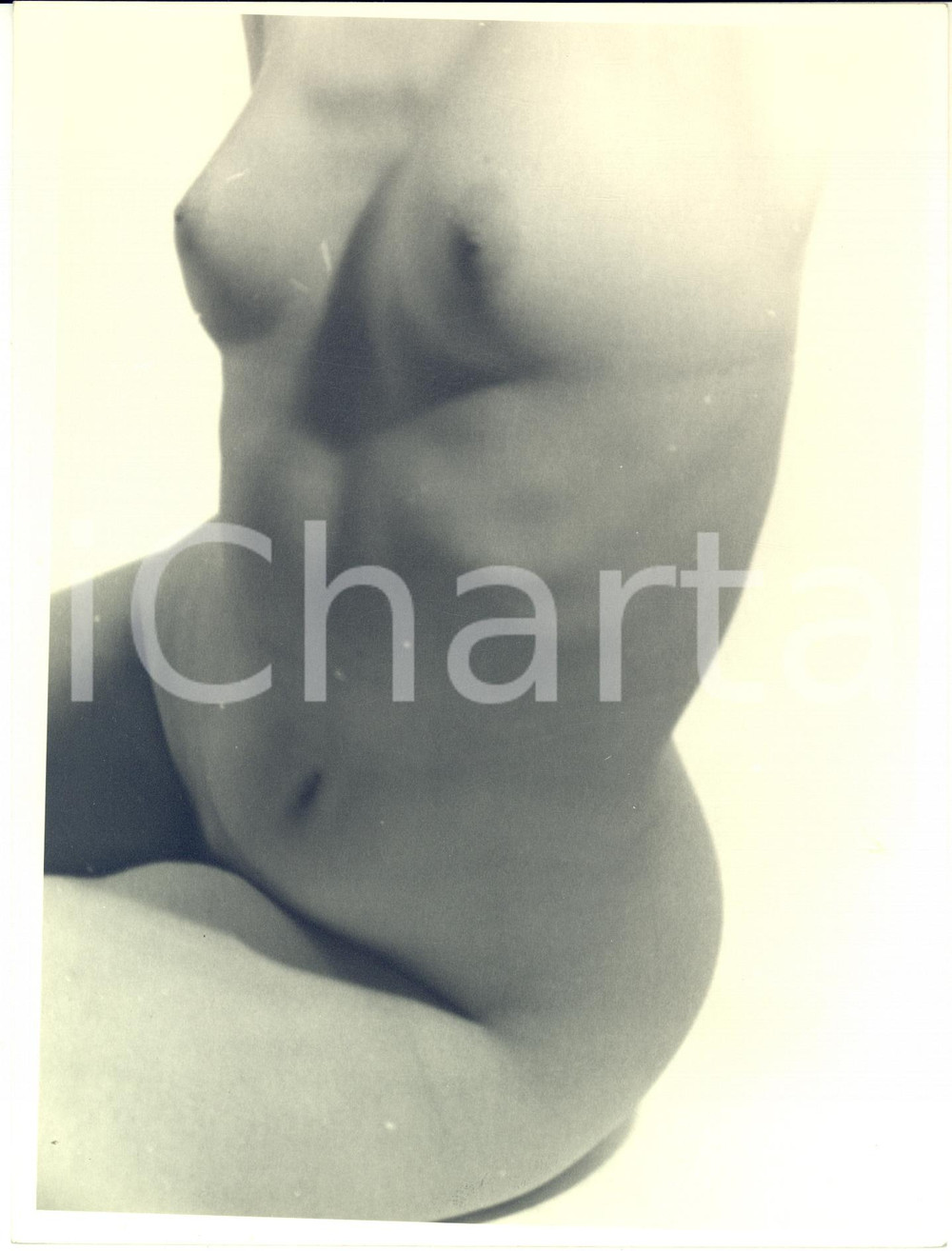 1960 ca VINTAGE EROTIC Bust of a nude woman (1) Photo Raymond VAN DOREN 18x24 cm Fotografia originale di Raymond Van Doren; si tratta di una prova di stampa, su carta di bassa qualit&agrave;.FORMATO: 18x24 cmCONDIZIONI: FAIR (difetti di stampa)    originale e autentica 1