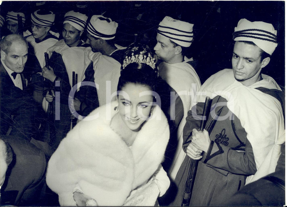 1963 PARIS Arrivo di Liz TAYLOR al gala per il film "Lawrence d'Arabia" *Foto