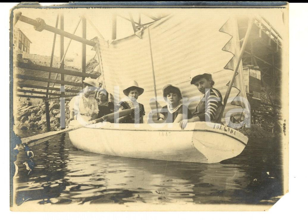 Fotografia d epoca originale 1910 ca LIGURIA ? Giovani donne sulla barca IOLANDA Foto VINTAGE 13x9 cm 1