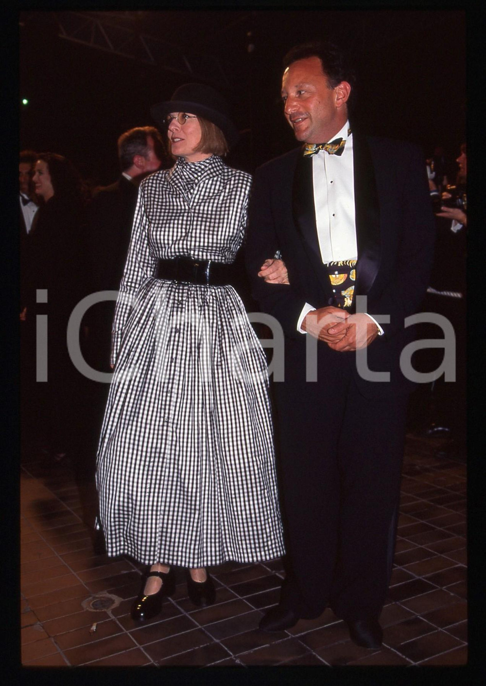 35mm vintage slide* 1995 FESTIVAL DI CANNES - Diane KEATON a un evento (4)  Diapositiva d'epoca, in formato 35 mm. CONDIZIONI: GOOD  Tutti i diritti riservati.E' severamente vietata la riproduzione. ICharta mette in vendita, sul negozio eBay e in esclusiva sul sito "icharta" il proprio archivio composto da numerose diapositive e negativi fotografici d'epoca, tutti originali e autentici, che attraversano la storia del costume italiano tra gli la fine degli anni Sessanta e Novanta.Si tratta di uno sguardo inedito sull'attualit&agrave;, la politica, la vita quotidiana, il gossip e la cultura, che fotografa il cambiamento della nazione in quest'ultimo scorcio del XX secolo. Un'occasione unica per il mercato del collezionismo, che vede finalmente disponibile un archivio eccezionale per vastit&agrave;, tematiche e condizioni, in un settore (il negativo fotografico e la diapositiva) di assoluta novit&agrave; e dalle interessanti prospettive di investimento.  originale e autentica 1